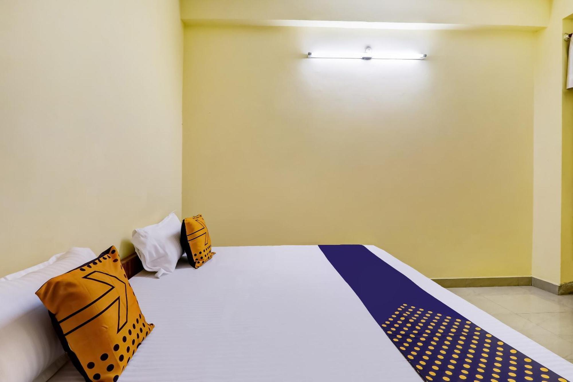 SPOT ON 76168 Ganpati Palace Lucknow Esterno foto
